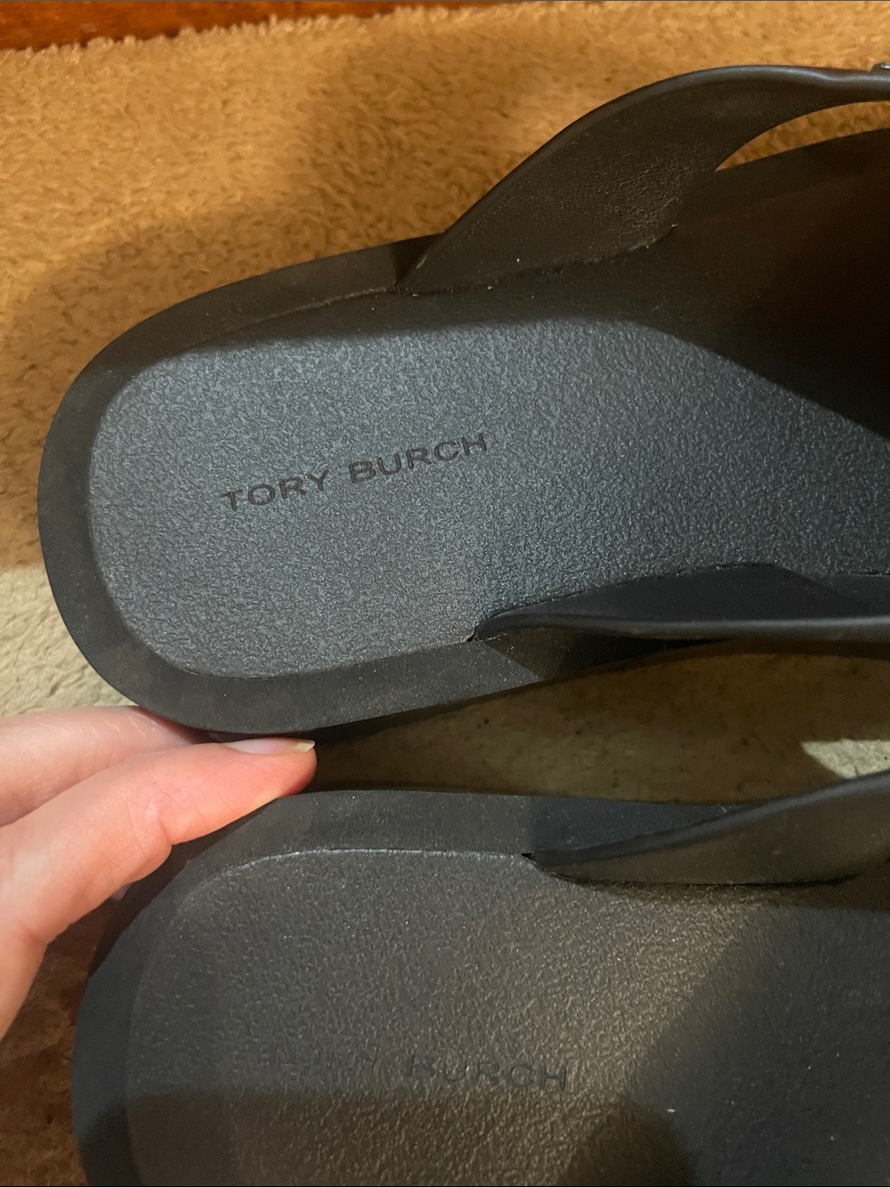 Authentic NWOT Tory Burch Black Platform Flip-Flop Sandals with Logo Medallion - Picture 7 of 11